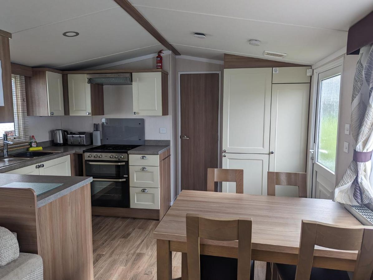 Swift Holidays At Combe Haven Holiday Park Newport Beach Exterior foto