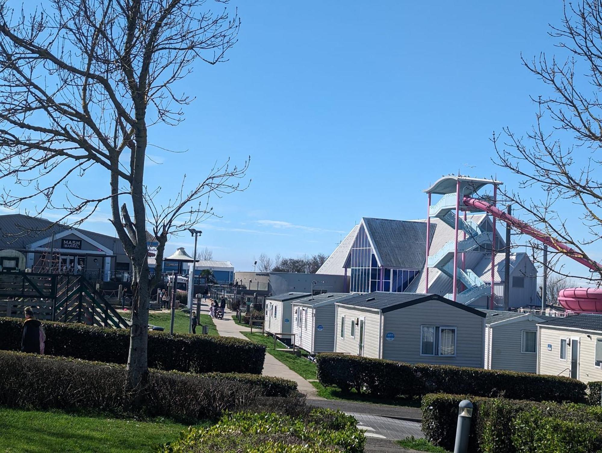 Swift Holidays At Combe Haven Holiday Park Newport Beach Exterior foto