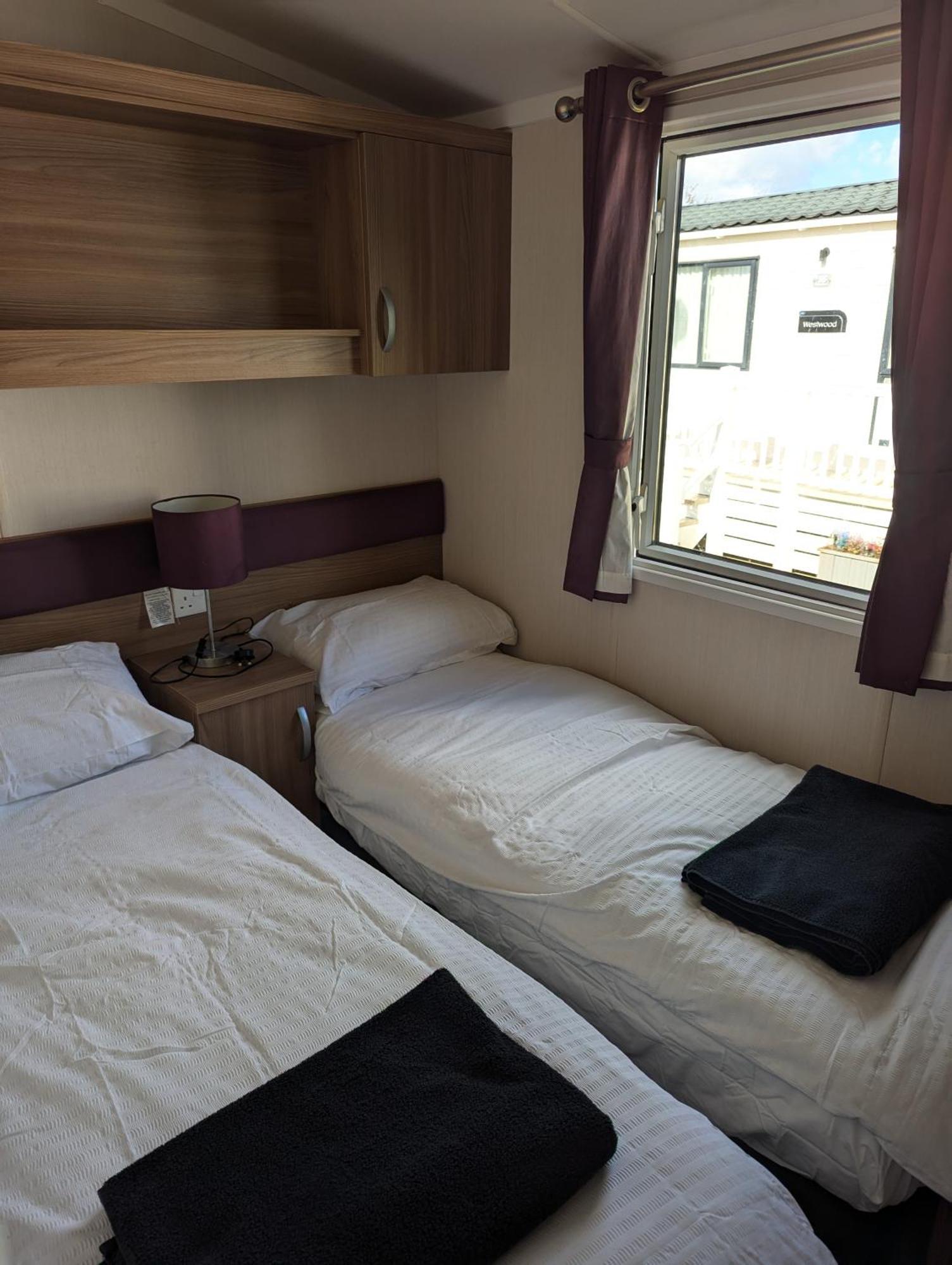 Swift Holidays At Combe Haven Holiday Park Newport Beach Exterior foto