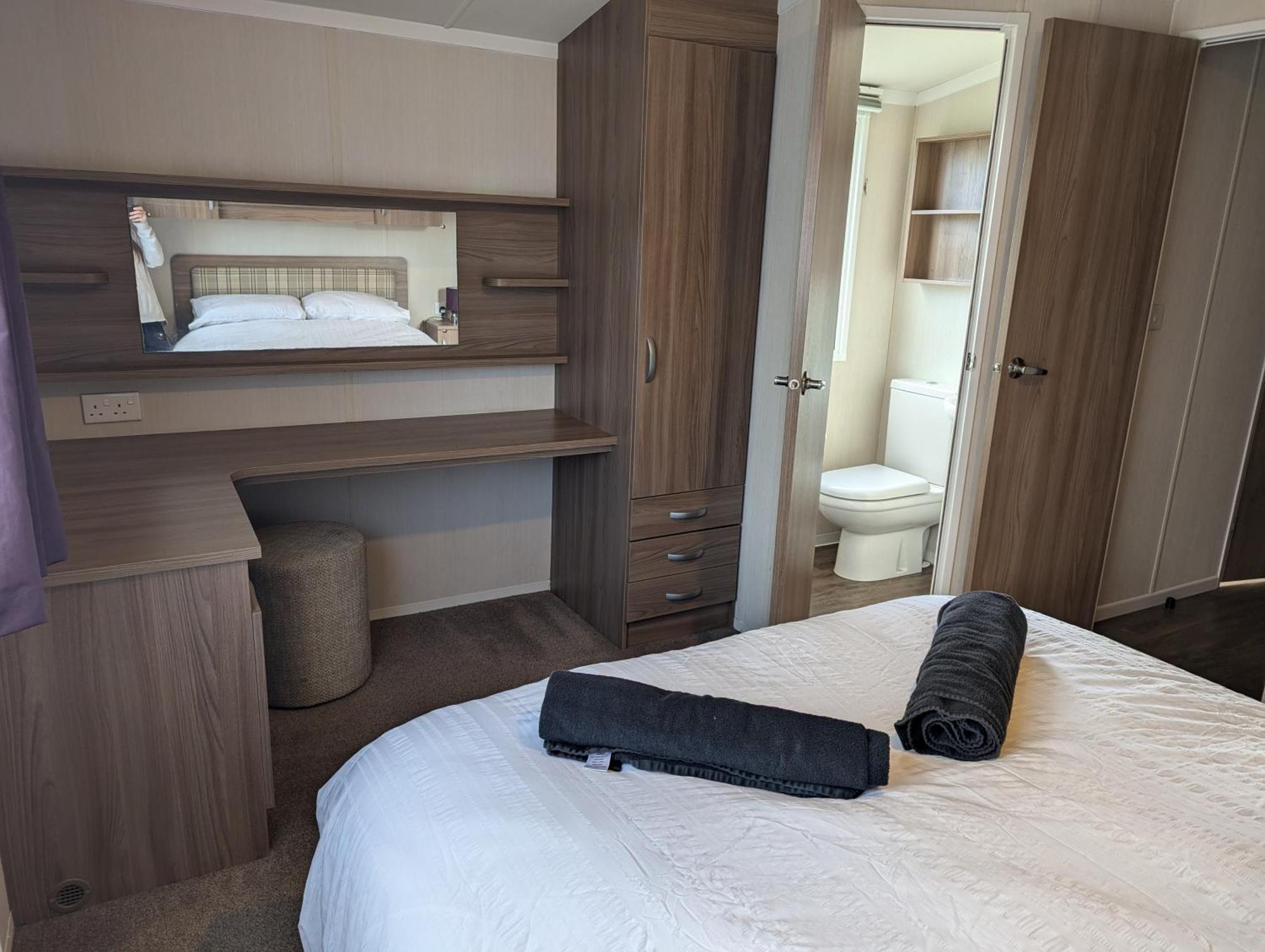Swift Holidays At Combe Haven Holiday Park Newport Beach Exterior foto
